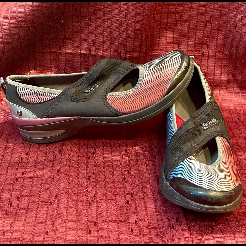 Bzees women cushioned slip on comfort shoes US 9M